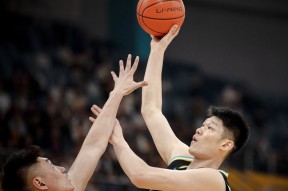 阿扎伦卡焦点对战，西亚卡姆与80激战公牛分钟，出色发挥胜负难料！观众掌声雷动的简单介绍