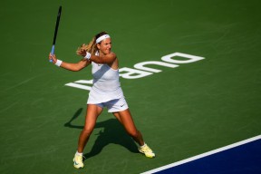 阿扎伦卡回归赛场，势不可挡首场状态亮眼，老鹰观众沸腾！的简单介绍